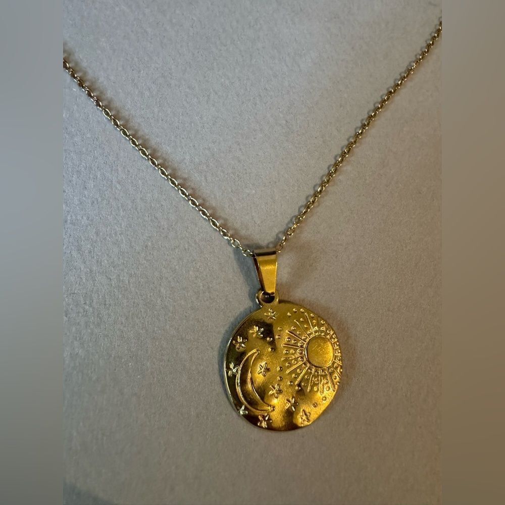 Gold Sun and Moon Pendant Necklace A1497 - Picture 4 of 4